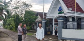 Polsek Ngimbang Gelar Pengamanan Ibadah Minggu Pagi Di Gereja GKJTU Dan GJWI Desa Ngasemlemahbang