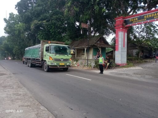 Guna Antisipasi dan Mengurai Kemacetan Polsek Ngimbang Giat Commander Wish Di Pagi Hari