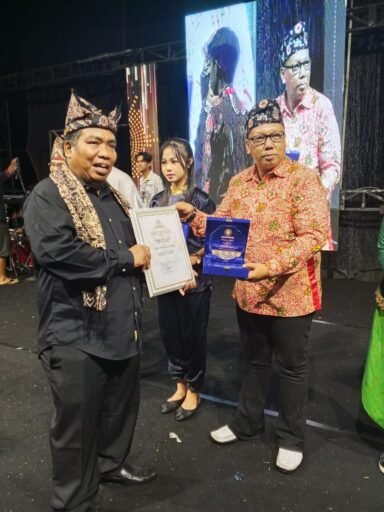 Sanggar Seni Tari Sirih Carano Memukau Penonton di Lapangan Sekundang