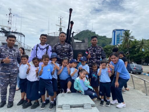 Tanamkan Jiwa Bahari Sejak Dini, Siswa Jean Mayer Preschool Kenal Dekat Kapal Perang Indonesia