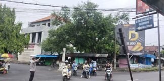 Polsek Ngimbang Giat Commanderwish Pagi Mengurai Kemacetan Dan Pengaturan Arus Lalu Lintas