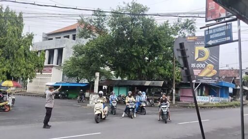 Polsek Ngimbang Giat Commanderwish Pagi Mengurai Kemacetan Dan Pengaturan Arus Lalu Lintas