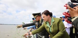 Komandan Lanal Dumai Ikuti Upacara Tabur Bunga Di Laut Peringati Hari Pahlawan Nasional Tahun 2025