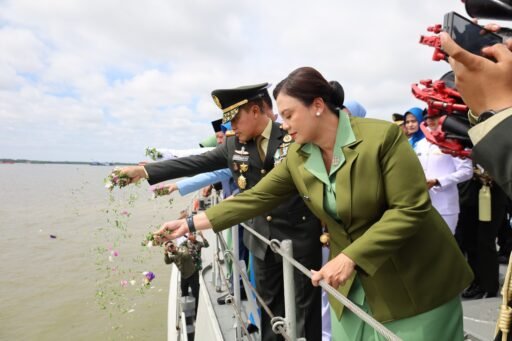 Komandan Lanal Dumai Ikuti Upacara Tabur Bunga Di Laut Peringati Hari Pahlawan Nasional Tahun 2025