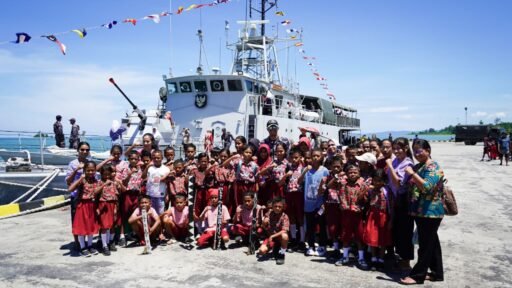 Tanamkan Semangat Bahari, Kodaeral IX Kenalkan Kapal Perang RI (KRI) Kerapu-812 Ke Masyarakat