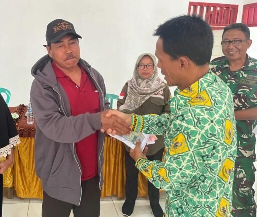 Camat Gustian Afriza dan PJ Suharsono Salurkan BLT DD Kepada 27 KPM