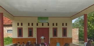 Siswa SDN Mekarasih II Belajar Lesehan, Pemkab Karawang Didesak Bertindak