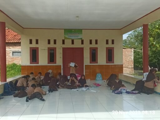 Siswa SDN Mekarasih II Belajar Lesehan, Pemkab Karawang Didesak Bertindak