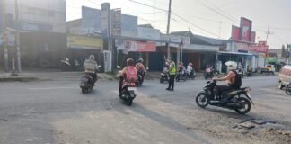 Demi Kelancaran Dan Cegah Kemacetan Polsek Ngimbang Giat Commanderwish Pagi