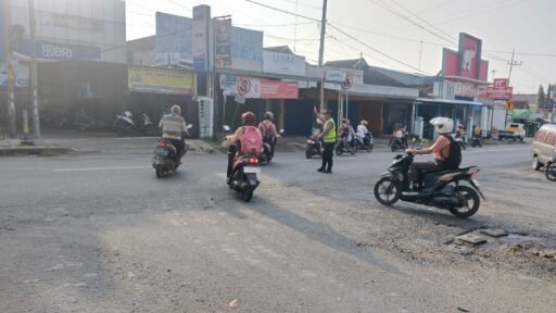 Demi Kelancaran Dan Cegah Kemacetan Polsek Ngimbang Giat Commanderwish Pagi