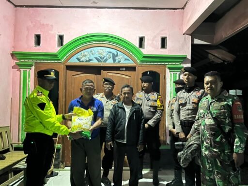 CEPAT TANGGAP BENCANA, KAPOLSEK BLANAKAN GERAK CEPAT BANTU WARGA TERDAMPAK ANGIN KENCANG