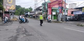 Demi Kelancaran Lalu Lintas Polsek Ngimbang Giat Commanderwish Pagi di Pertigaan Pasar Ngimbang