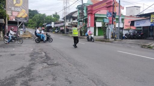 Demi Kelancaran Lalu Lintas Polsek Ngimbang Giat Commanderwish Pagi di Pertigaan Pasar Ngimbang