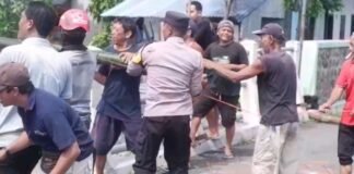 Kerja Bakti di Sungai Ploso, Polsek Nganjuk Kota Ajak Warga Antisipasi Banjir