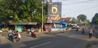 Demi Kelancaran Dan Cegah Kemacetan Polsek Ngimbang Giat Commanderwish Pagi