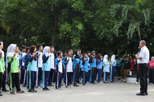 Wali Kota Bekasi dan 300 Siswa Ambil Bagian Aksi Bersih-Bersih Taman Hutan Kota Bekasi