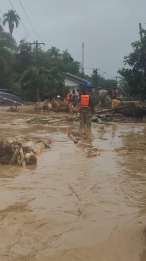 Koramil 01/BT Bantu Evakuasi Warga Terdampak Banjir di Batangtoru, Tapanuli Selatan
