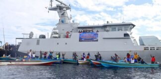 Kodaeral IX Bagikan Ratusan Paket Sembako Untuk Nelayan Ditengah Laut