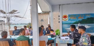 Memasuki Musim Ekstrem, POS TNI AL Midai Ajak Nelayan Midai Jaga Keselamatan di Laut