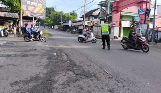 Demi Kelancaran Dan Cegah Kemacetan Polsek Ngimbang Giat Commanderwish Pagi