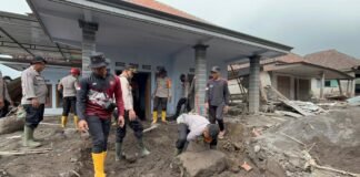 Polisi Bersihkan Rumah Warga Terdampak Erupsi Gunung Semeru di Lumajang