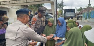 Polisi Berbagi Snack dan Susu untuk Pelajar Terdampak Erupsi Gunung Semeru