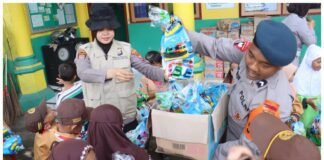 Polisi Gelar Trauma Healing dan Berbagi Snack untuk Pelajar Terdampak Erupsi Gunung Semeru