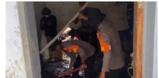 Polisi Bersihkan Rumah Warga Terdampak Erupsi Semeru di Dusun Sumbersari Lumajang