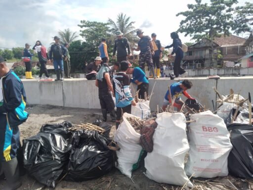 Pangkalan TNI AL Bandung & DKP Prov. Jabar Lakukan Gerakan Bersih Pantai Di Pantai Jayanti Cianjur