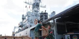 TNI AL Menjembatani Pengantaran Bantuan Pangan Bencana Alam