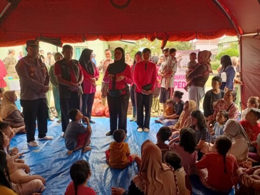Ketua Bhayangkari Cabang Langkat Salurkan Bantuan untuk Pengungsi Banjir di Hinai
