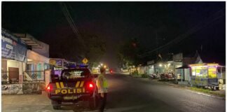 Anggota Jaga Polsek Ngimbang Giat Patroli Blue Light Antisipasi Kejahatan 4c Di Malam Hari
