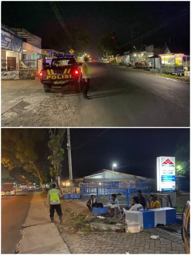 Anggota Jaga Polsek Ngimbang Giat Patroli Blue Light Antisipasi Kejahatan 4c Di Malam Hari