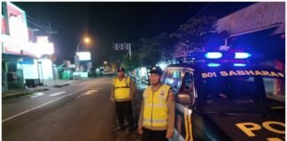 Polsek Ngimbang Patroli Blue Light Guna Siskamtibmas Dan Cegah Kriminalitas Di Malam Hari