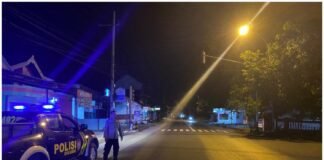 Anggota Jaga Polsek Ngimbang Giat Patroli Blue Light Antisipasi Kejahatan 4c Di Malam Hari