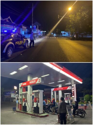 Anggota Jaga Polsek Ngimbang Giat Patroli Blue Light Antisipasi Kejahatan 4c Di Malam Hari