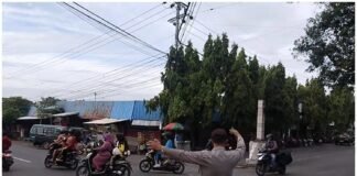 Guna Cegah Kemacetan Polsek Ngimbang Giat Commanderwish Dan Pengaturan Arus Lalu Lintas