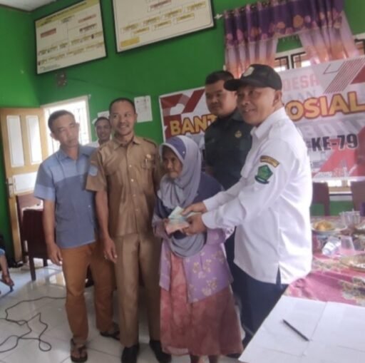 Progam Pemerintah Pusat melalui Dana Desa, Pemdes Bioa Sengok Bagikan BLT-DD untuk 20 KPM.