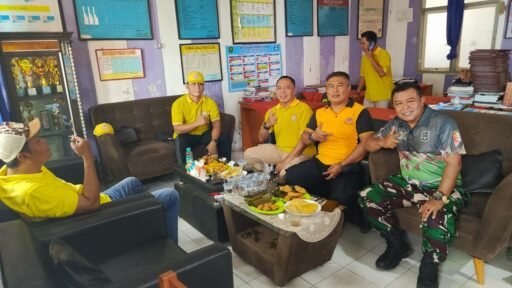 Camat Patokbeusi Lepas Peserta Gerak Jalan PGRI pada HUT ke-80 dan HGN 2025