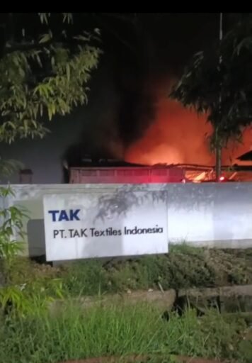 Kebakaran Dahsyat Melanda PT. Tak Textiles Indonesia di Jababeka I Cikarang Utara Bekasi