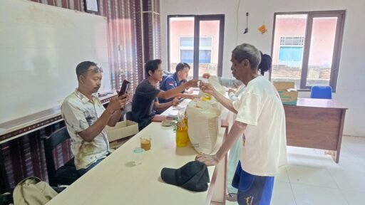 540 KPM Desa Gempol Terima Bantuan Beras dan Minyak Goreng