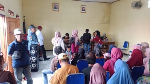 Jumhaya, S.Pd. Kepala Desa Cibeet, Kecamatan Ibun Kabupaten Bandung, Cairkan Bansos Tunai Bagi KPM