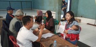 Ode Rahman Hakim, Kades Sukamantri, Kec. Paseh, Kab. Bandung, Cairkan Bansos Tunai bagi Wargaanya