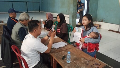 Ode Rahman Hakim, Kades Sukamantri, Kec. Paseh, Kab. Bandung, Cairkan Bansos Tunai bagi Wargaanya