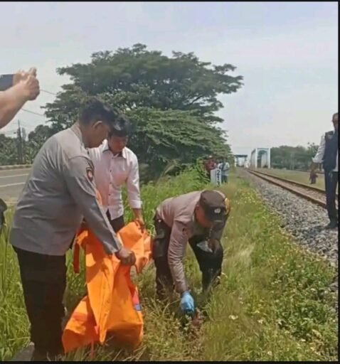 Pria Tanpa Identitas Tewas Tertabrak Kereta Api Di Astanajapura Cirebon, A