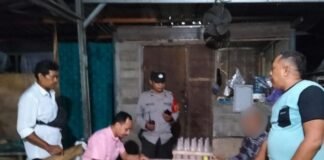 Polsek Gunungsari Razia Miras Tradisional Tuak, Puluhan Botol Disita Jelang Natal dan Tahun Baru