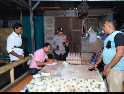 Polsek Gunungsari Razia Miras Tradisional Tuak, Puluhan Botol Disita Jelang Natal dan Tahun Baru