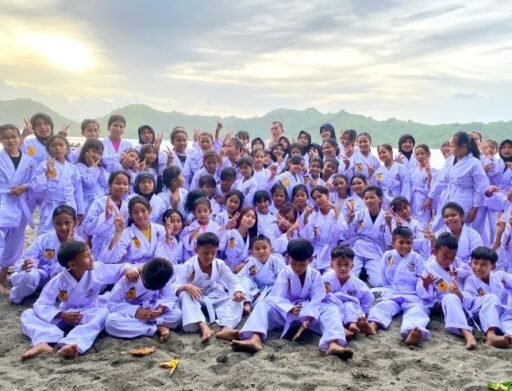 Personel Ditpolairud Polda NTB Latih Beladiri Usia Dini di Pantai Cemara