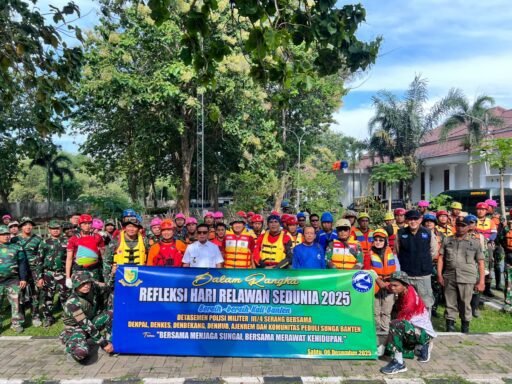 Peringati Hari Relawan Sedunia, Andra Soni Lepas Ratusan Relawan Bersihkan Sungai Cibanten