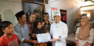 Pemprov Banten dan Baznas Salurkan Bantuan Perbaikan Rumah Layak Huni di Pandeglang